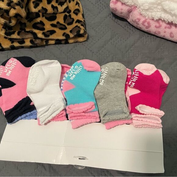 DKNY Leopard Print Robe and Pink Blanket Set - Picture 6 of 6